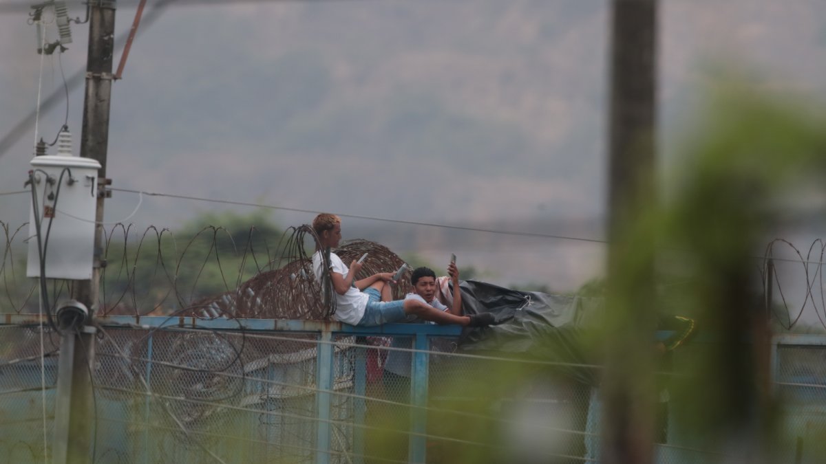 Supervisión. Internos se encargan de alertar de los movimientos que se registran en los exteriores del centro de reclusión. Muestran comodidad en sus puestos asignados.