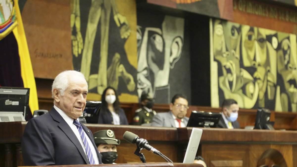 El exministro compareció ante el pleno de la Asamblea Nacional por el juicio político en su contra.