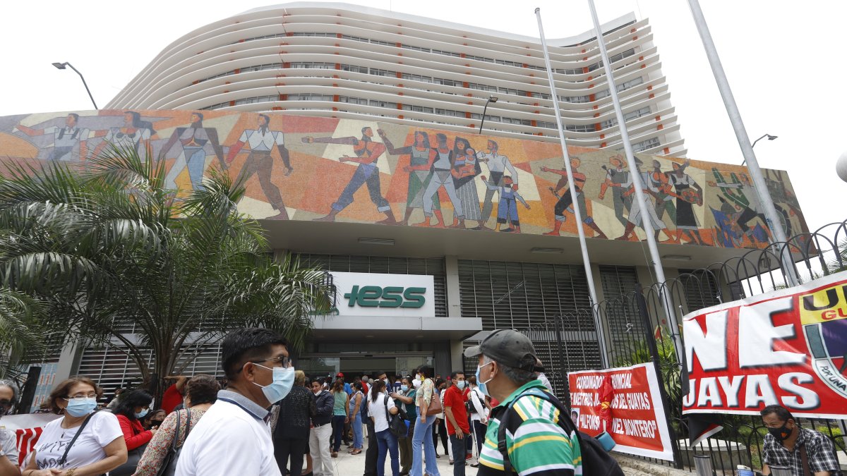 Origen. En 1923, el Gobierno puso en vigencia la Ley de Jubilación para proteger el retiro de los maestros, en el que el Estado daba una contribución. Así arrancó el seguro social en el Ecuador.