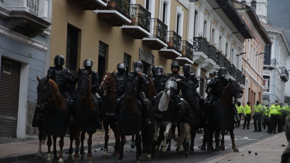 El choque entre manifestantes y policías tuvo lugar en la Plaza de Santo Domingo.