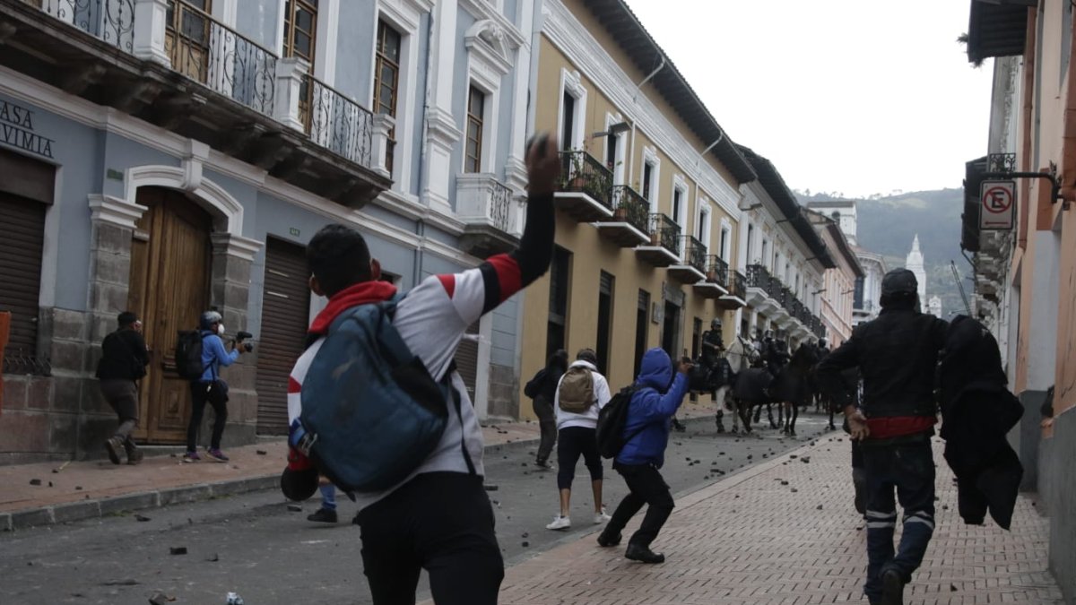Destrozos. En el Centro Histórico un grupo identificado con el Movimiento Guevarista sacó adoquines para atacar a la Policía.