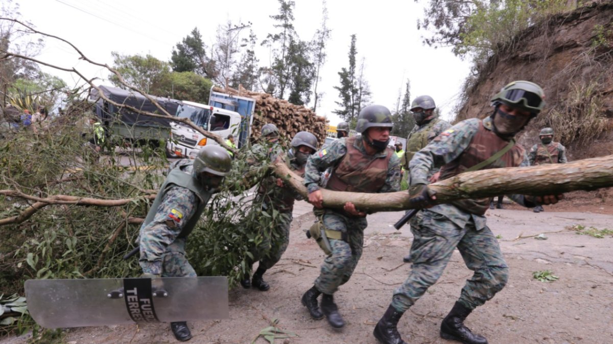 Acciones. Los militares retiraron árboles y piedras para limpiar los bloqueos.