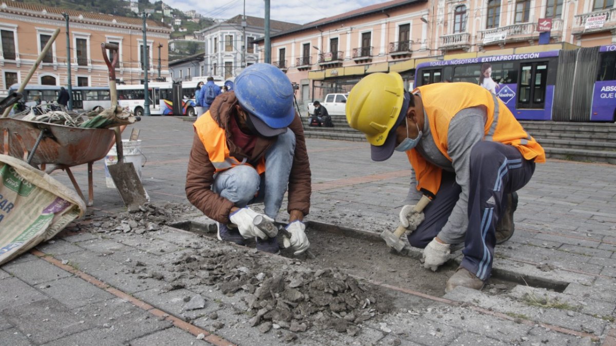 Reparación. Dos cuadrillas de obreros reparan los adoquines vandalizados en la marcha.