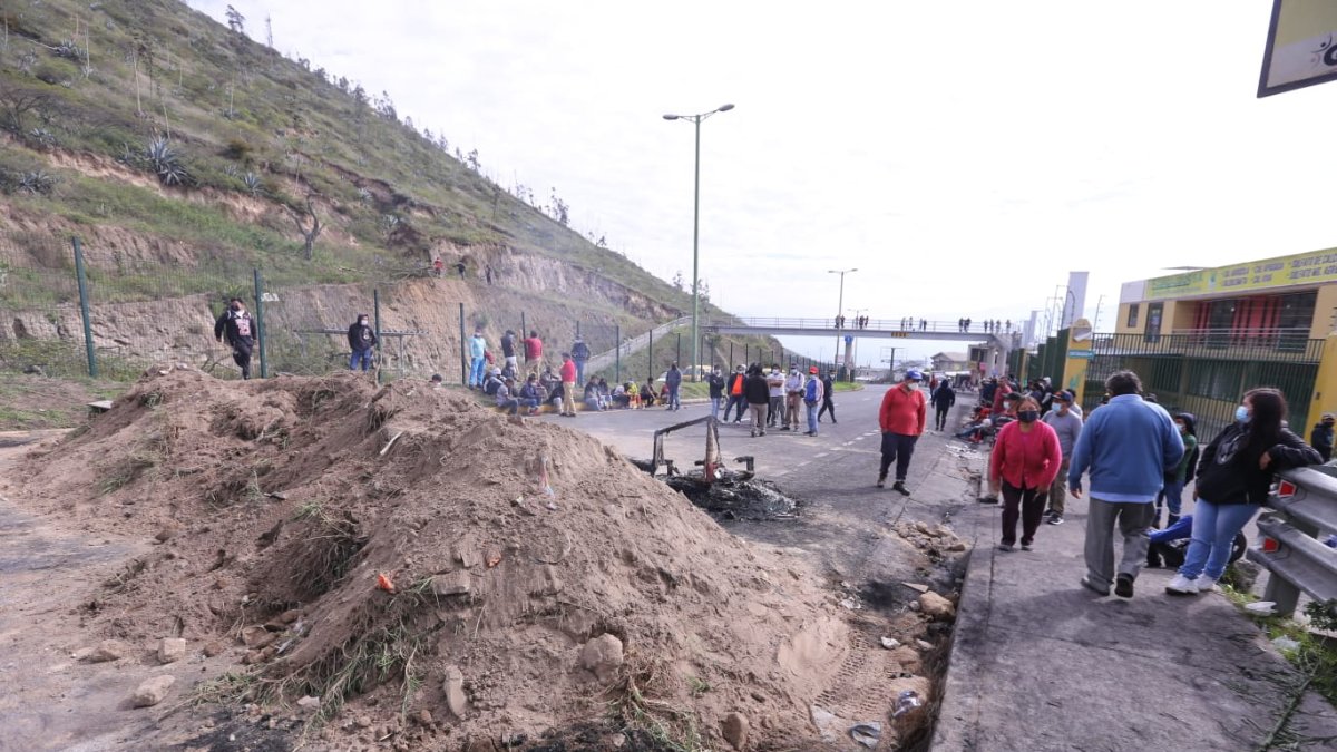 Manifestantes cerraron la vía Panamericana Norte que conduce al norte del país, a la altura de San Miguel del Común.