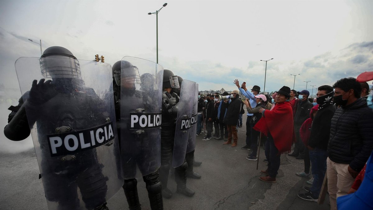 Miembros de la policía de Ecuador se forman con escudos frente a indígenas de las comunidades de Saquisilí, este 26 de octubre de 2021, en Cotopaxi (Ecuador).