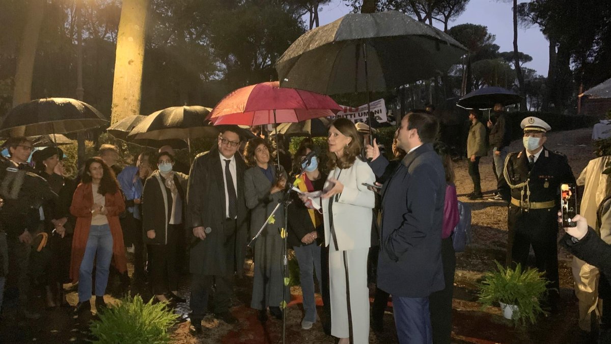 La vicepresidenta de Colombia y ministra de Exteriores,, Marta Lucía Ramírez (2d), durante su intervención este martes en el parque de Villa Borghese de Roma (Italia), con motivo de la inauguración de una calle dedicada al escritor colombiano Gabriel García Márquez.
