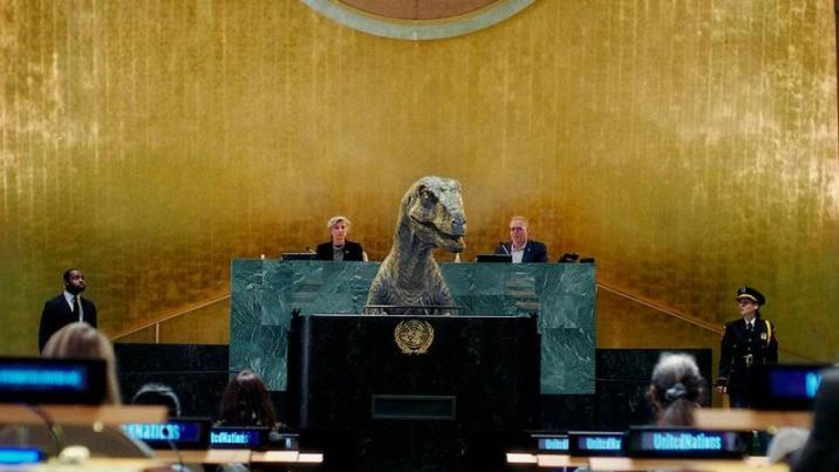 El dinosaurio “Franklin” irrumpió hoy en la sede de la Asamblea de la ONU de Nueva York y advirtió a los diplomáticos de todo el mundo que estamos cerca de la extinción.