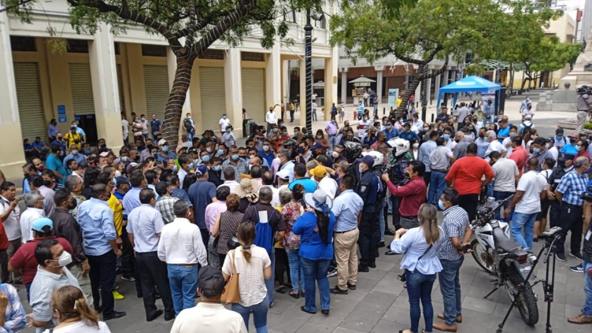 Dirigentes y transportistas urbanos de Guayaquil se concentran en la Plaza de la Administración para pedir una audiencia con la alcaldesa Cynthia Viteri.