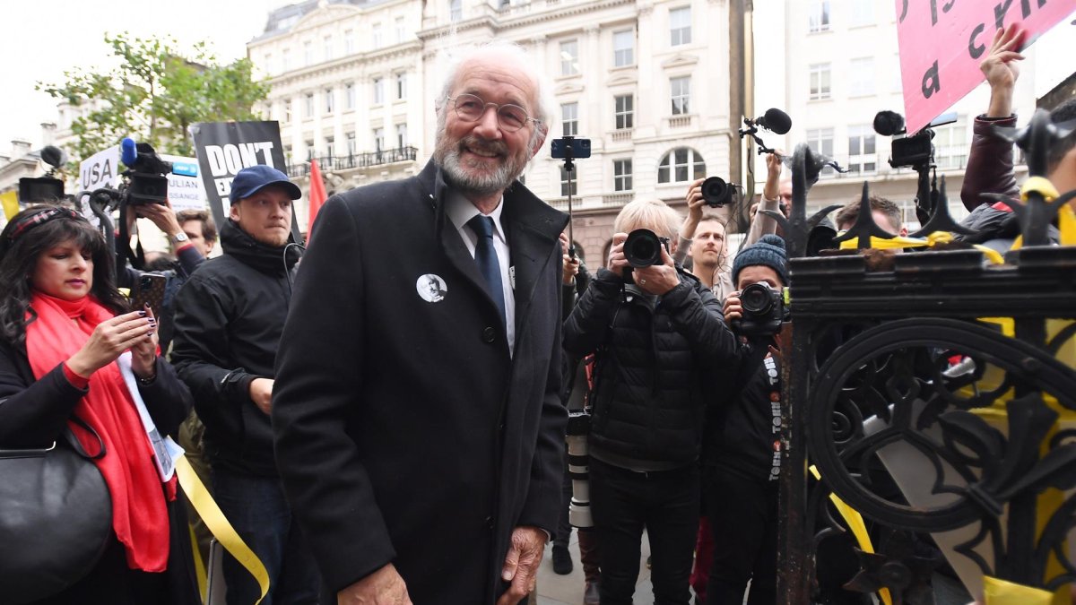 John Shipton (c), padre de fundador de WikiLeaks Julian Assange, a su llegada a la Corte de Justicia de Londres.