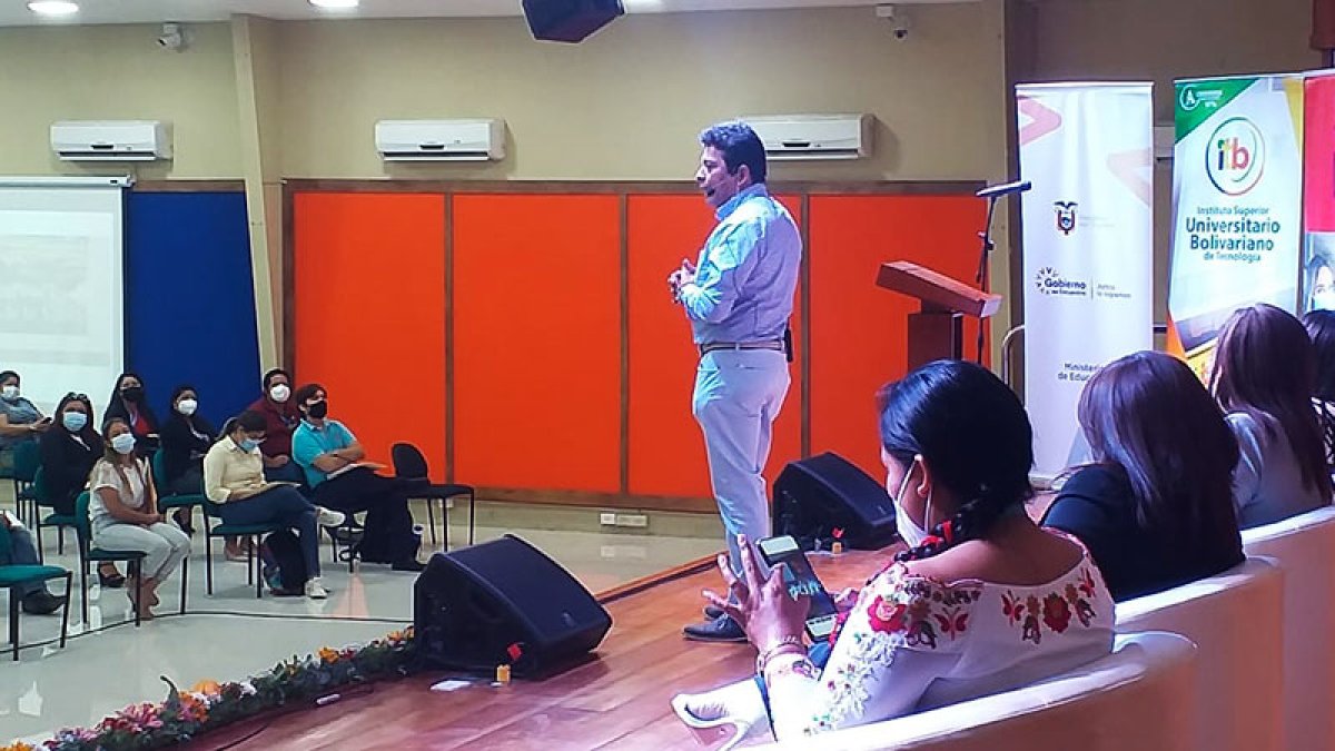 El conversatorio realizado en un instituto educativo de Guayaquil, congregó a muchas personas.