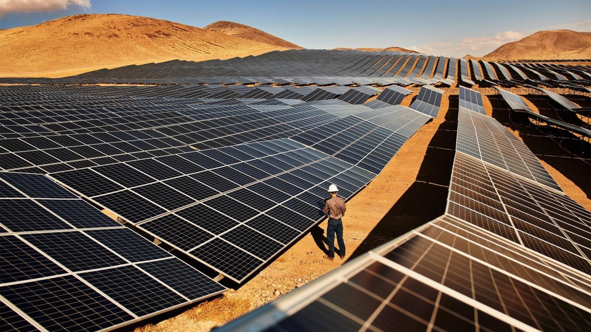 Fotografía cedida por Apple donde aparece un técnico mientras trabaja en la granja solar Turquesa en el condado de Washoe en Nevada y que entrega 50 megavatios de energía renovable al gigante tecnológico.