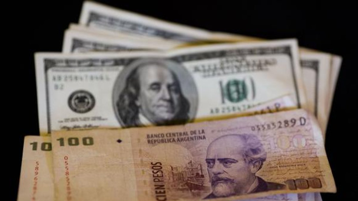 La divisa norteamericana avanzó 25 centavos en el estatal Banco Nación, donde cerró a 105 pesos por unidad para el público