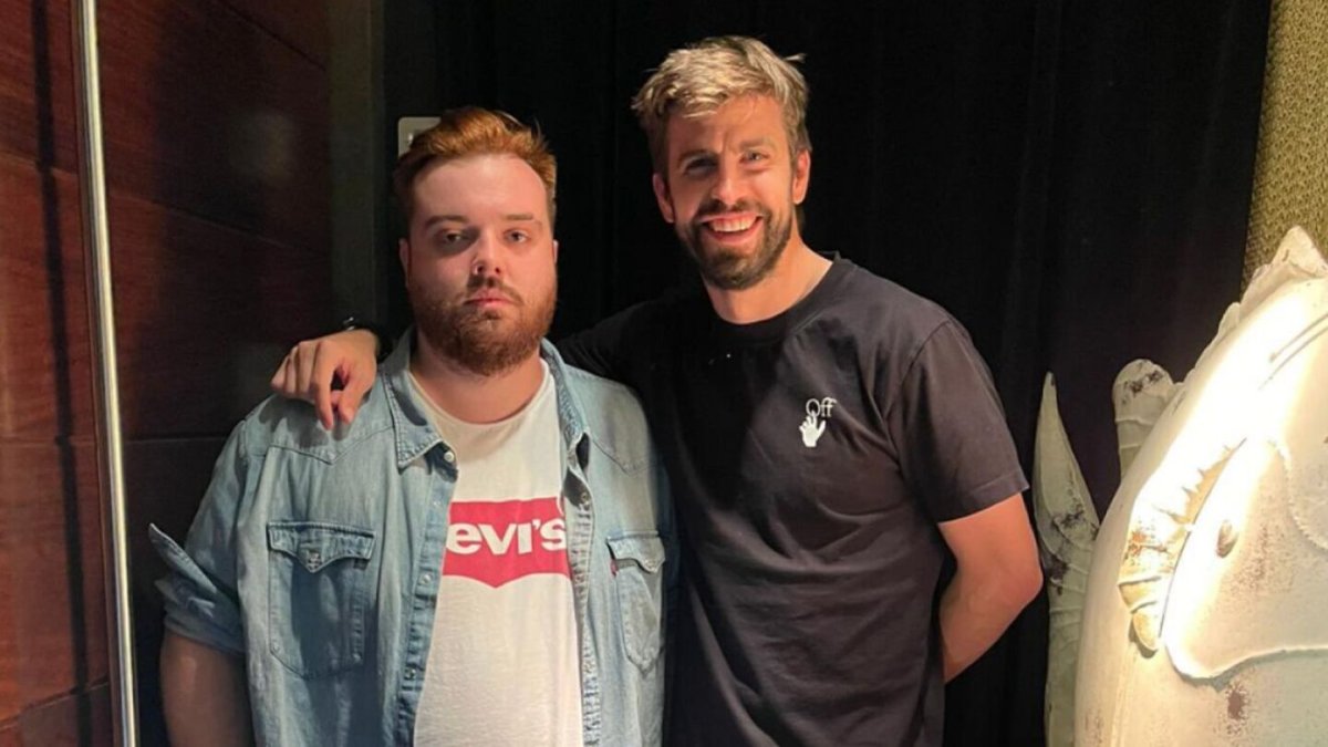 Ibai junto a Piqué, en el anuncio del Mundial de Globos.
