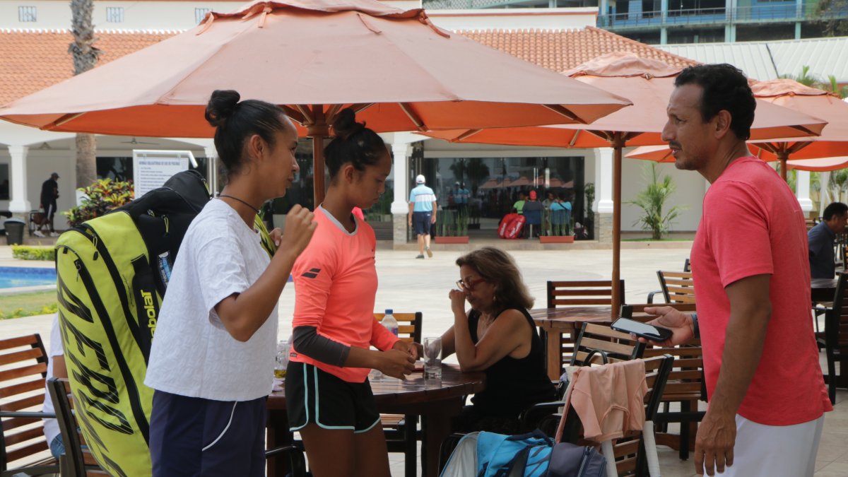 Leylah, de 19 años (i), Bianca de 17 reciben instrucciones de su papá, Jorge durante el ITF en Guayaquil.