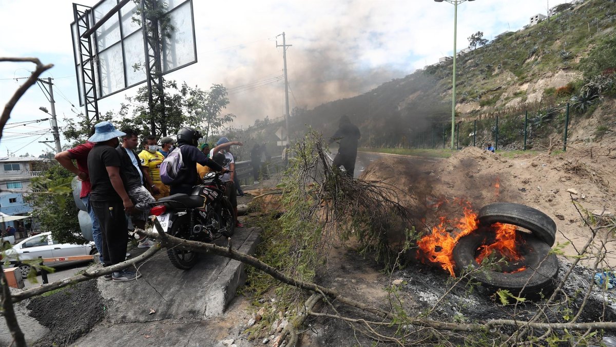 Manifestantes bloquean una vía durante las movilizaciones contra las pretendidas reformas del Gobierno y en demanda de la congelación de los precios de los combustibles, hoy, en el acceso norte de Quito (Ecuador).
