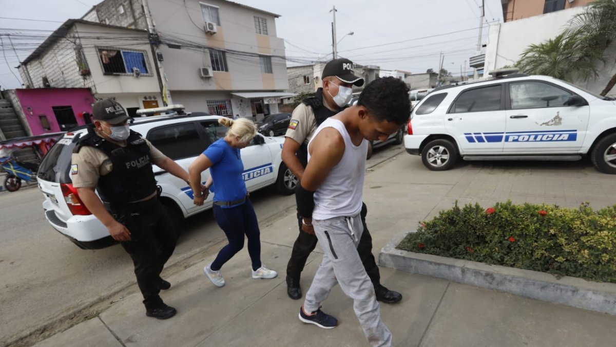 La pareja fue detenida minutos después de asaltar a una ciudadana. Entre las evidencias que les incautaron estaba el bolso sustraído