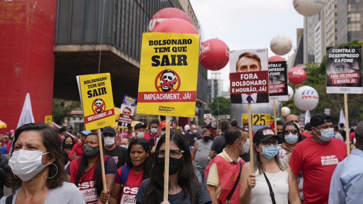 Manifestantes protestan y piden que Bolsonaro sea sancionado por las muertes que se pudieron evitar. / EL PÁIS