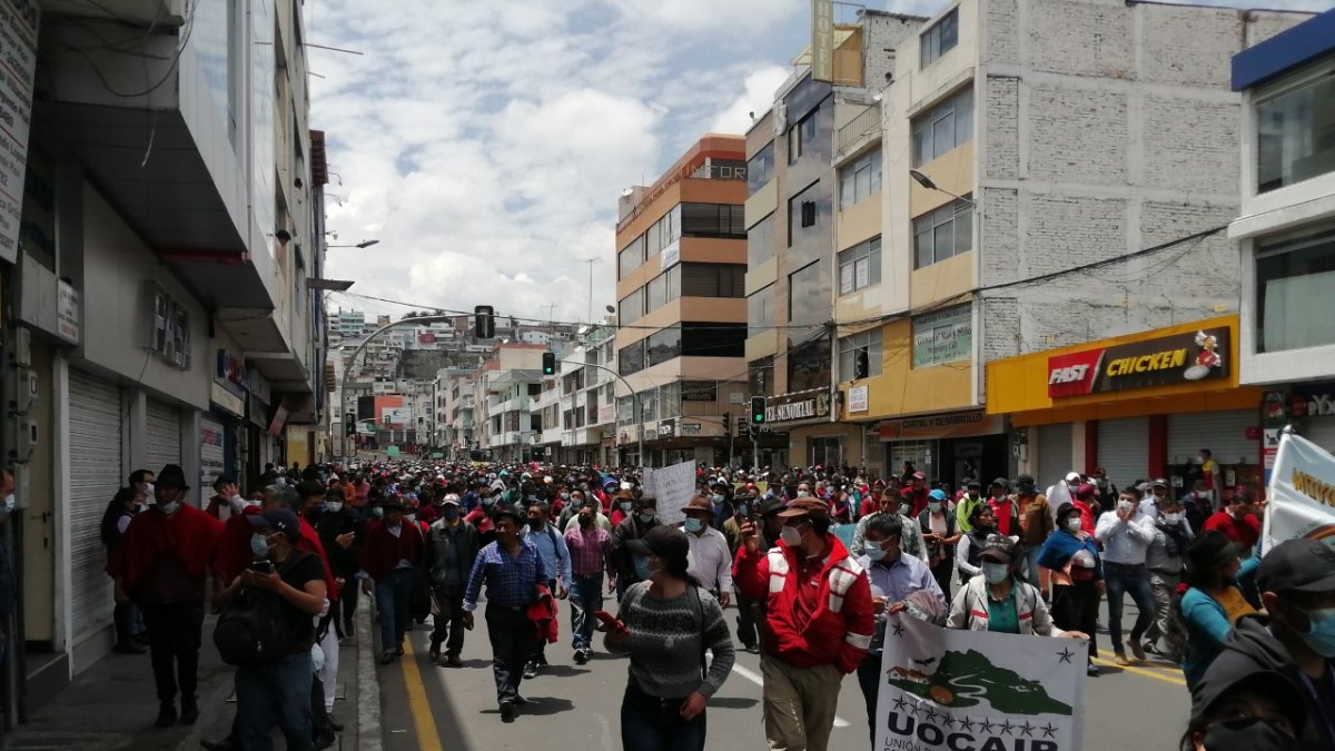 Una multitudnaria manifestación se da en estos momentos en la capital del Tungurahua.