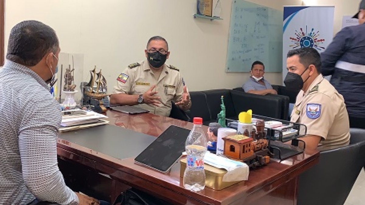 Reunión. El alcalde Narváez con los jefes policiales