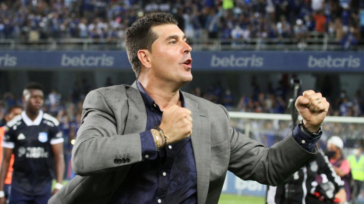 Ismael Rescalvo, técnico del Bombillo, celebra el triunfo ante Barcelona en el Clásico.