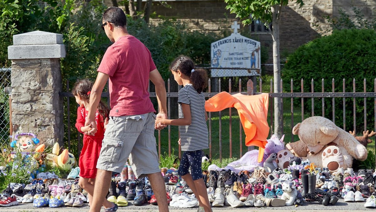 En homenaje frente a la misión católica St-Franics Xavier, por los 215 niños enterrados en una fosa común en la antigua escuela residencial india de Kamloops, en la reserva de Kahnawake, Canadá, en una fotografía de archivo.