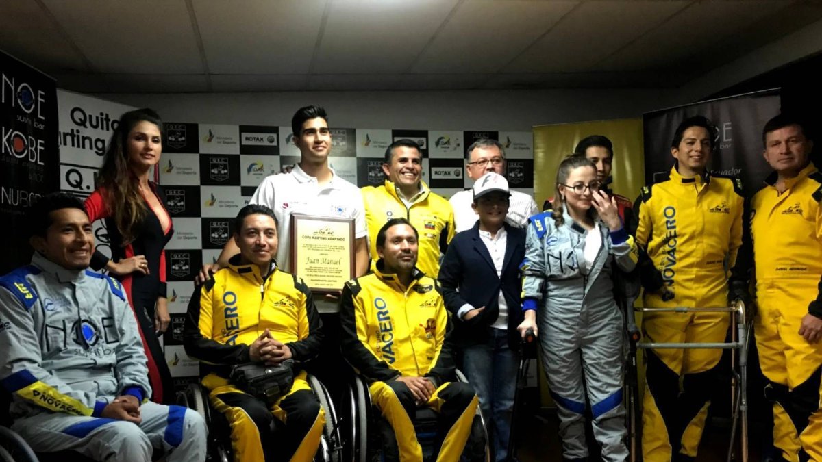 Juan Manuel Correa (c) junto con el equipo de karting adaptado.