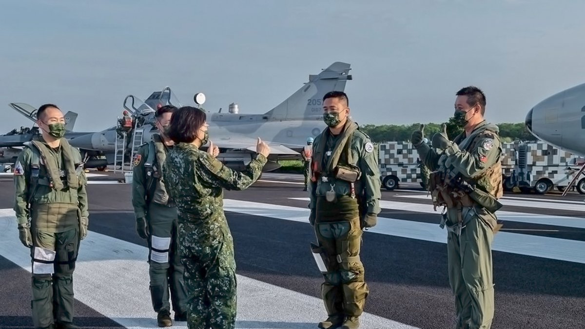 La presidenta taiwanesa, Tsai Ing-wen, dialoga con personal militar, el 15 de septiembre pasado, sobre temas vitales del país. / El País