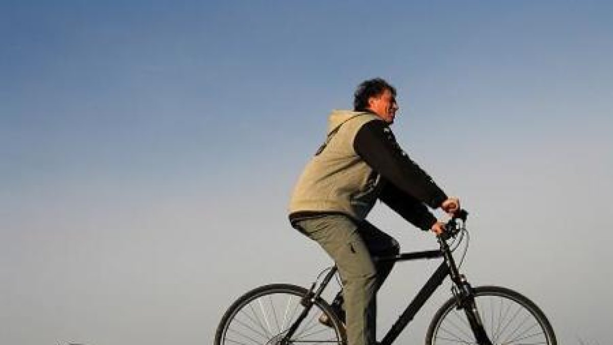 El paseo en bicicleta en medio de la naturaleza produce bienestar físico y espritual.