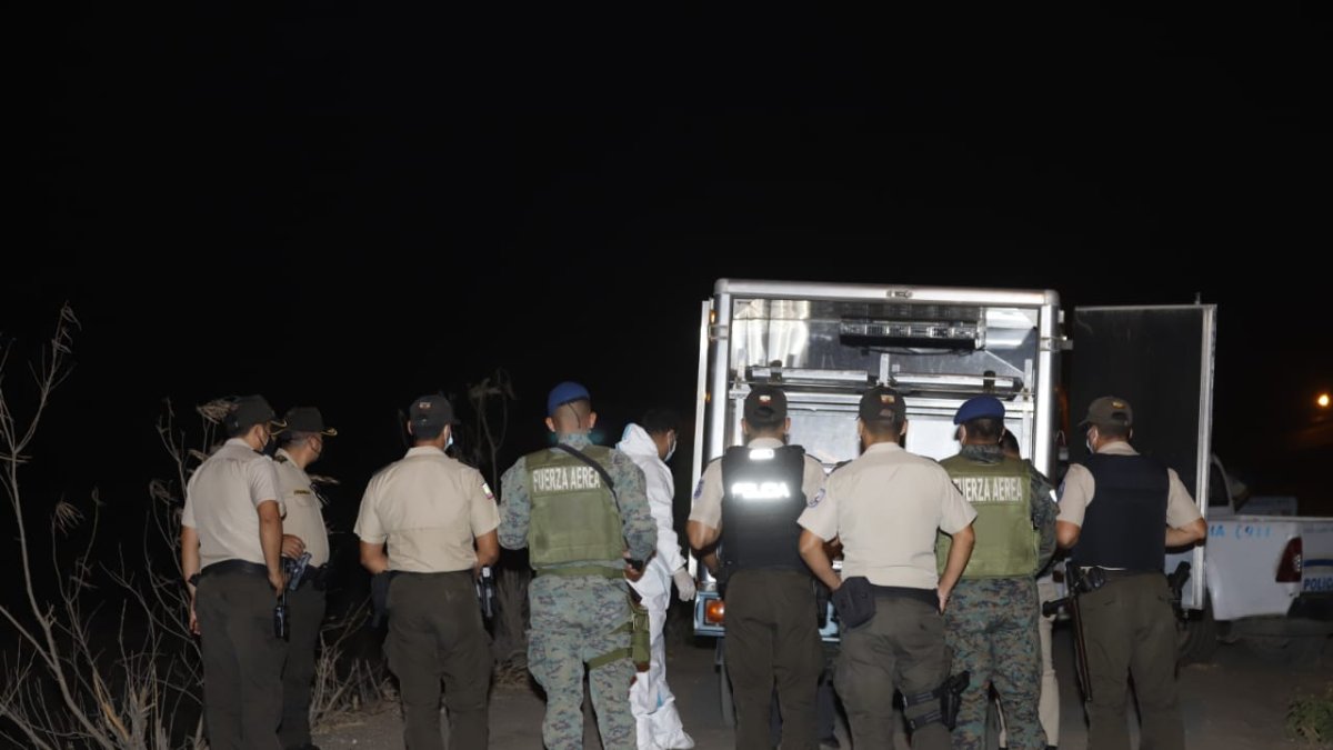 Policías llegaron al sector para retirar el cuerpo.