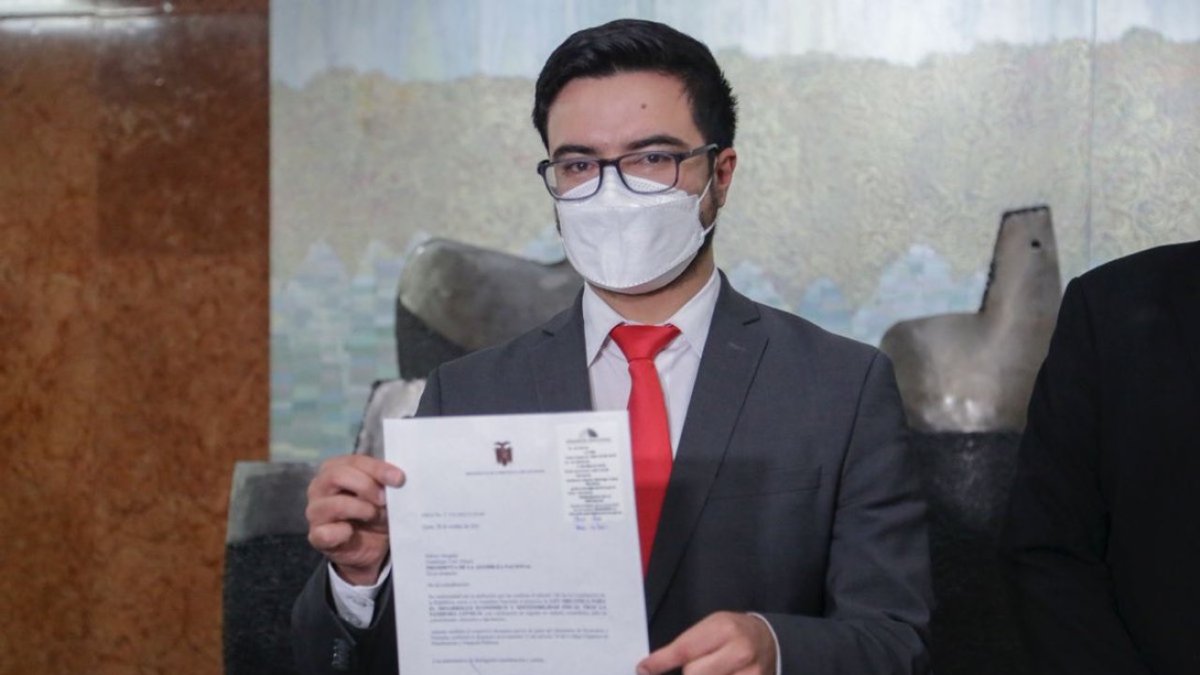 El secretario Jurídico de la Presidencia. Fabián Pozo, entregó la propuesta legal a la Asamblea.