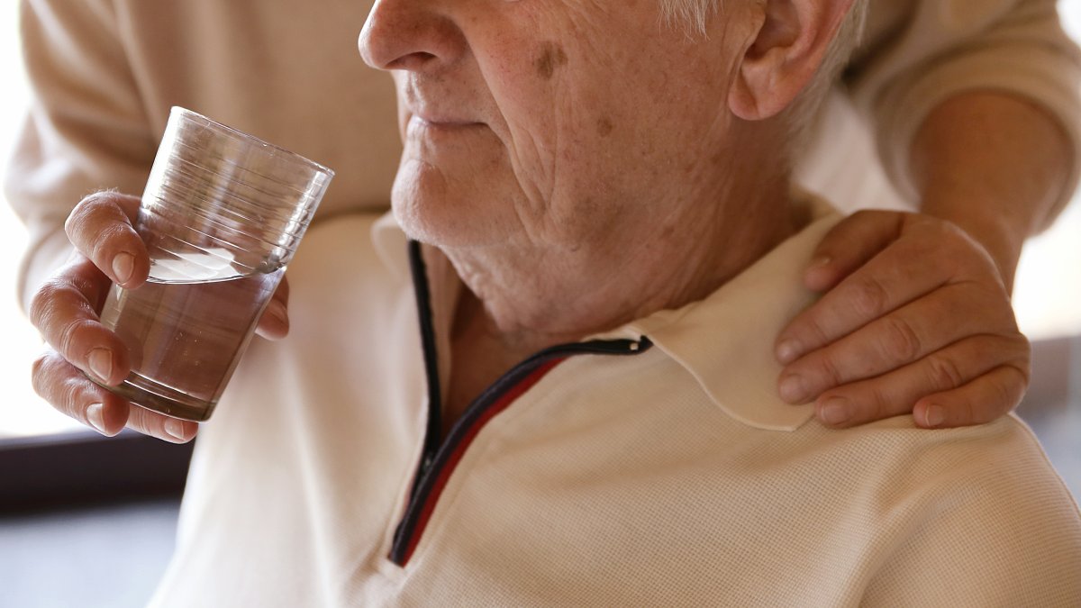 Cuidar a familiares en casa puede convertirse imperceptiblemente en una carga difícil de sobrellevar.