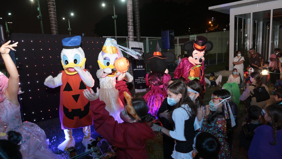 Los niños no habían participado en una fiesta presencial desde marzo de 2020. El festejo se realizó en el parque central, los más pequeños estuvieron sin mascarillas. Pero los más grandes y adultos usaron los tapabocas hasta cuando bailaron.