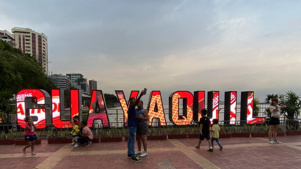 El malecón 2000 es el lugar de encuentro favorito en feriado.