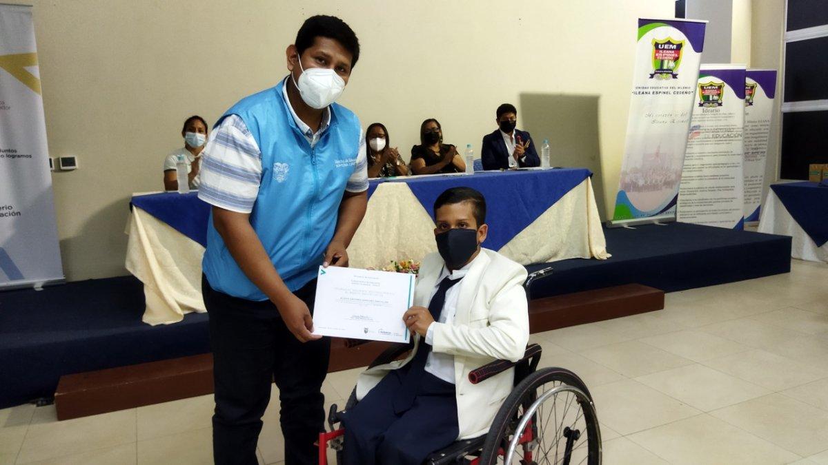 Estudiantes destacados en el deporte recibieron galardones  de las autoridades de la Subsecretaría de Educación de la Zona 8.