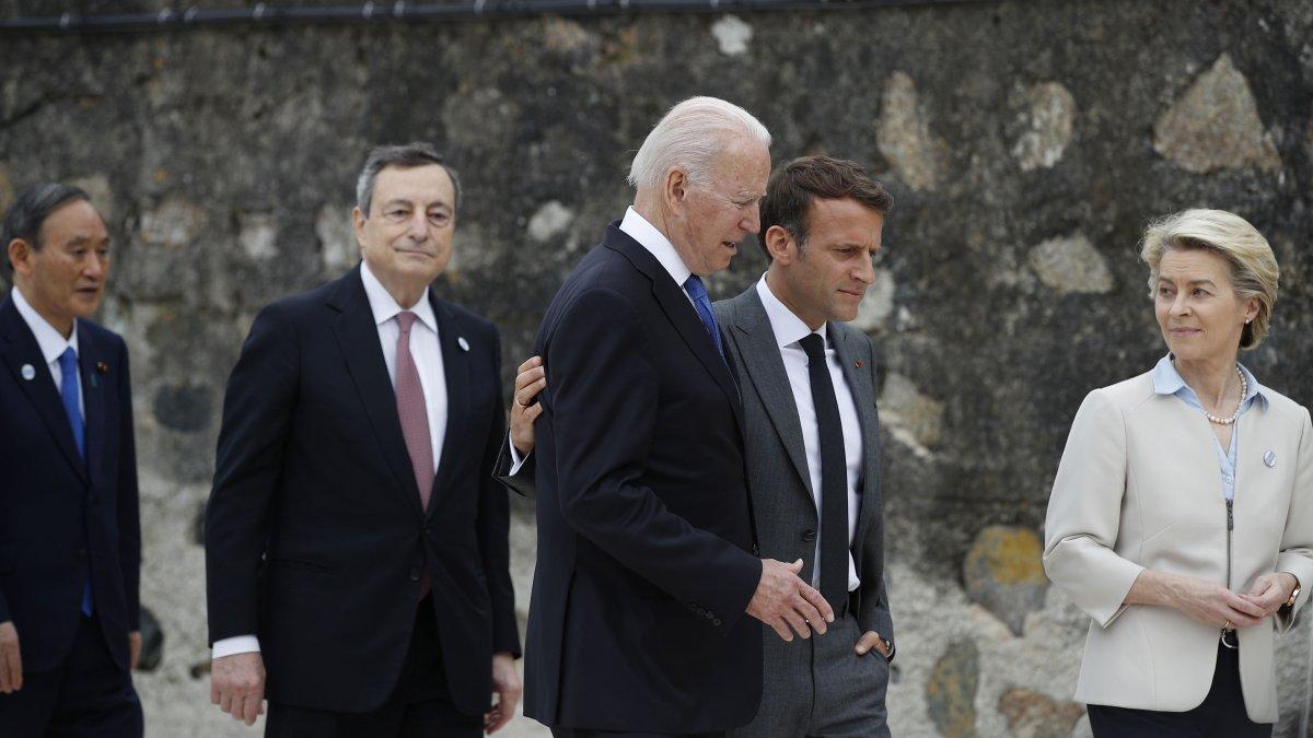El presidente de Estados Unidos, Joe Biden (3-R) y el presidente de Francia, Emmanuel Macron.