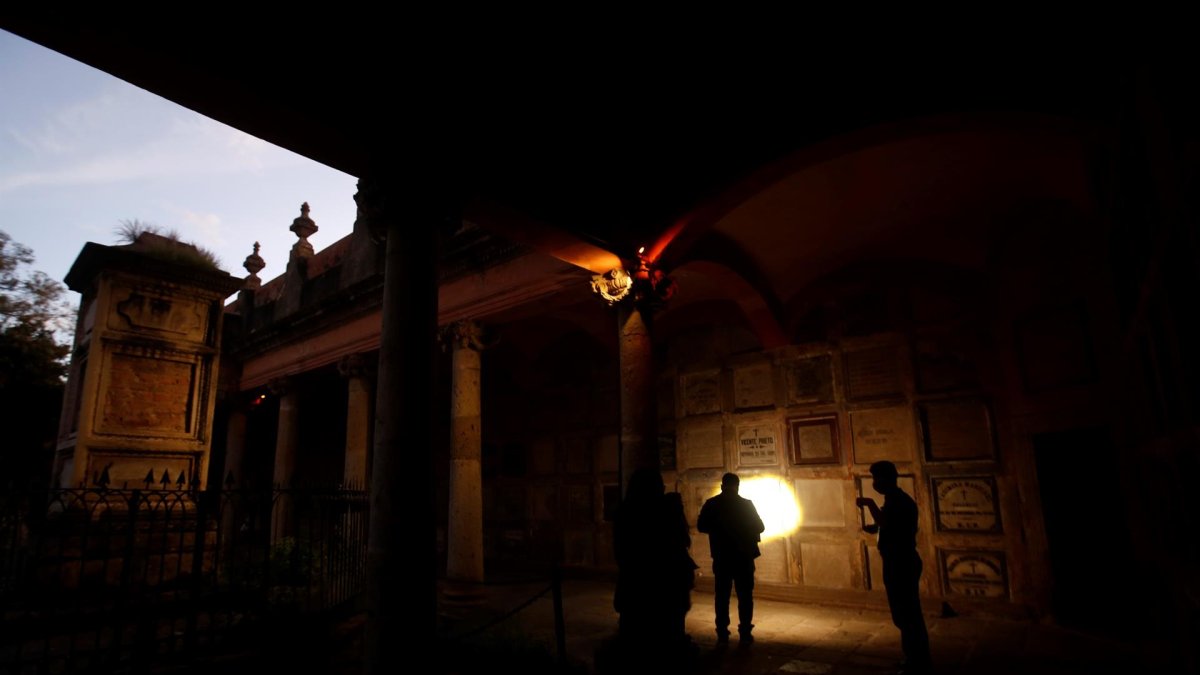 Grupos de personas realizan recorridos nocturnos en el museo Panteón de Belén, el 28 de octubre de 2021, en Guadalajara, Jalisco (México).