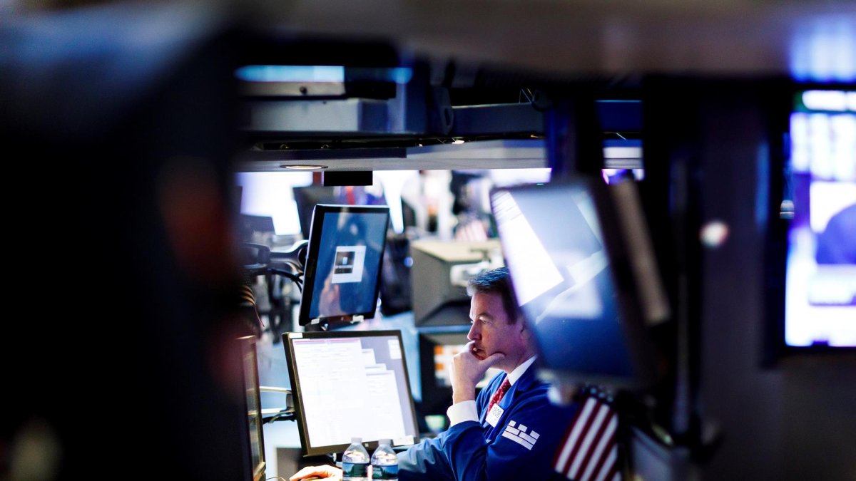 Agentes de Bolsa realizan su trabajo en el parqué de Nueva York, Estados Unidos, en una fotografía de archivo.