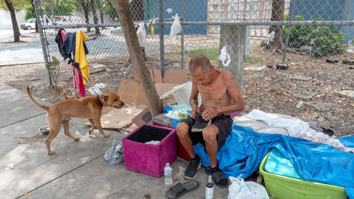 Vista de un hombre sin hogar en un campamento en Miami.