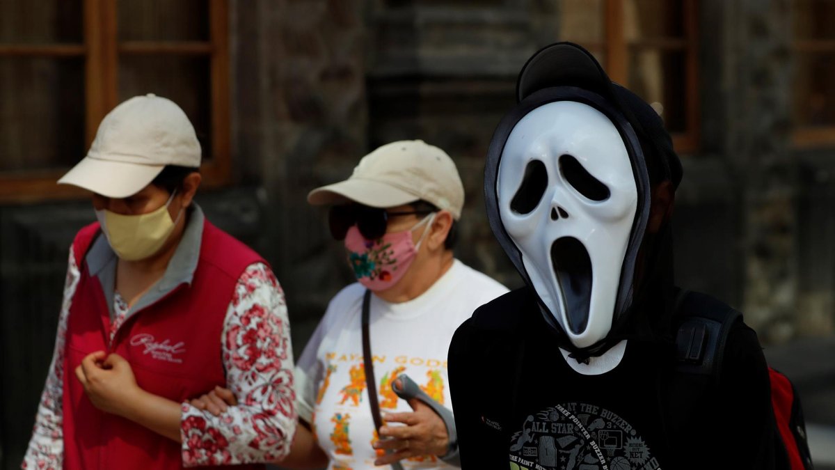 Un hombre con una mascara de la película 