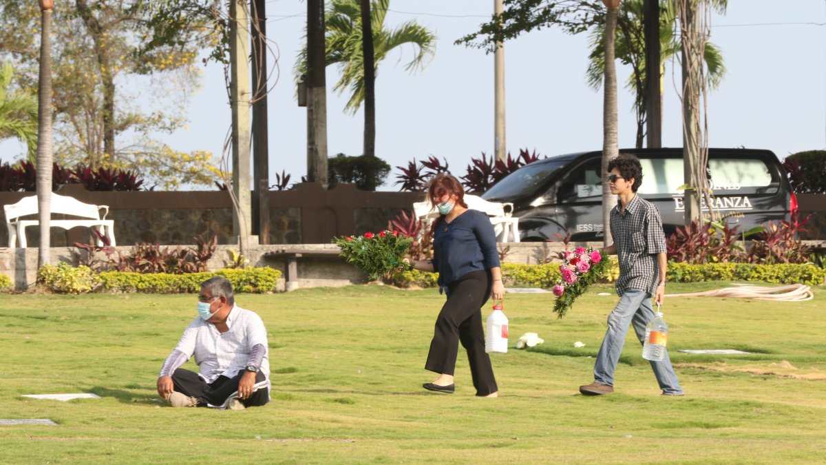 Los cementerios de la ciudad extienden sus horario de atención para dar más facilidades a las personas que visitan a sus seres queridos. Juan Faustos