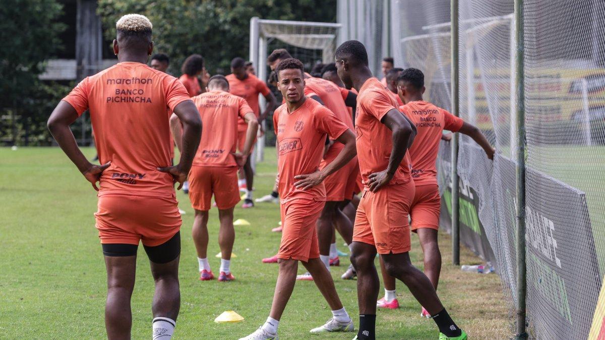 Barcelona se prepara en su estadio para recibir a 9 de Octubre, ya con presencia de hinchas en las gradas.
