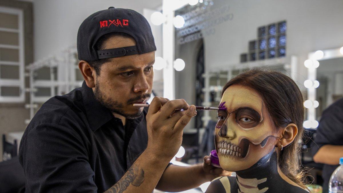 El artista del make-up Martín SBK maquilla a una modelo como Calacatrina,  en el Día de Muertos mexicano / Jair Cabrera / DPA