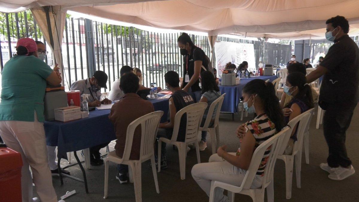 El Municipio de Guayaquil anunció el cierre de los tres últimos vacunatorios contra la COVID-19, de los siete que abrió en abril pasado.