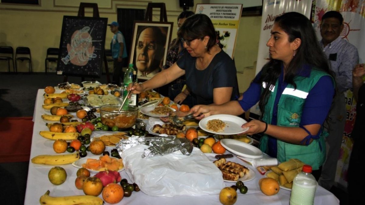 Música y diversos alimentos en memoria de los difuntos.