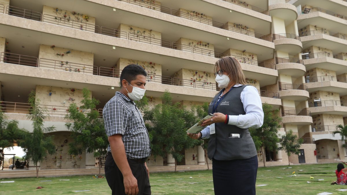 Un ciudadano aprovecha la visita al camposanto Jardines de Esperanza para consultar precios de productos y servicios funerarios.