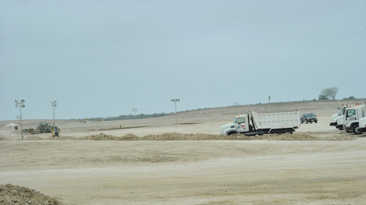 Aplanamiento de los terrenos de El Aromo, en Manabí, en donde se iba a edificar la Refinería del Pacífico, costó al Estado más de 1.200 millones.