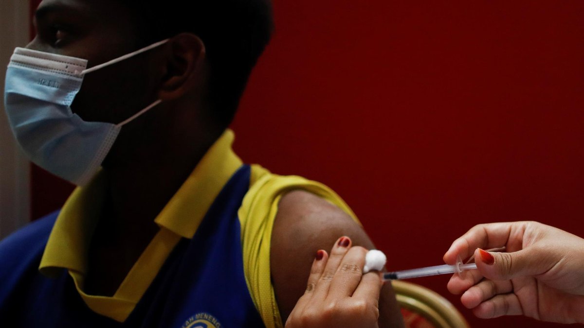 Un niño recibe una dosis de la vacuna de Pfizer contra la covid-19, en una fotografía de archivo.