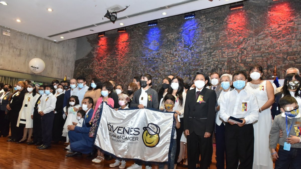 Insignias. Los condecorados compartieron con familia y amigos la algarabía del reconocimiento a su lucha.