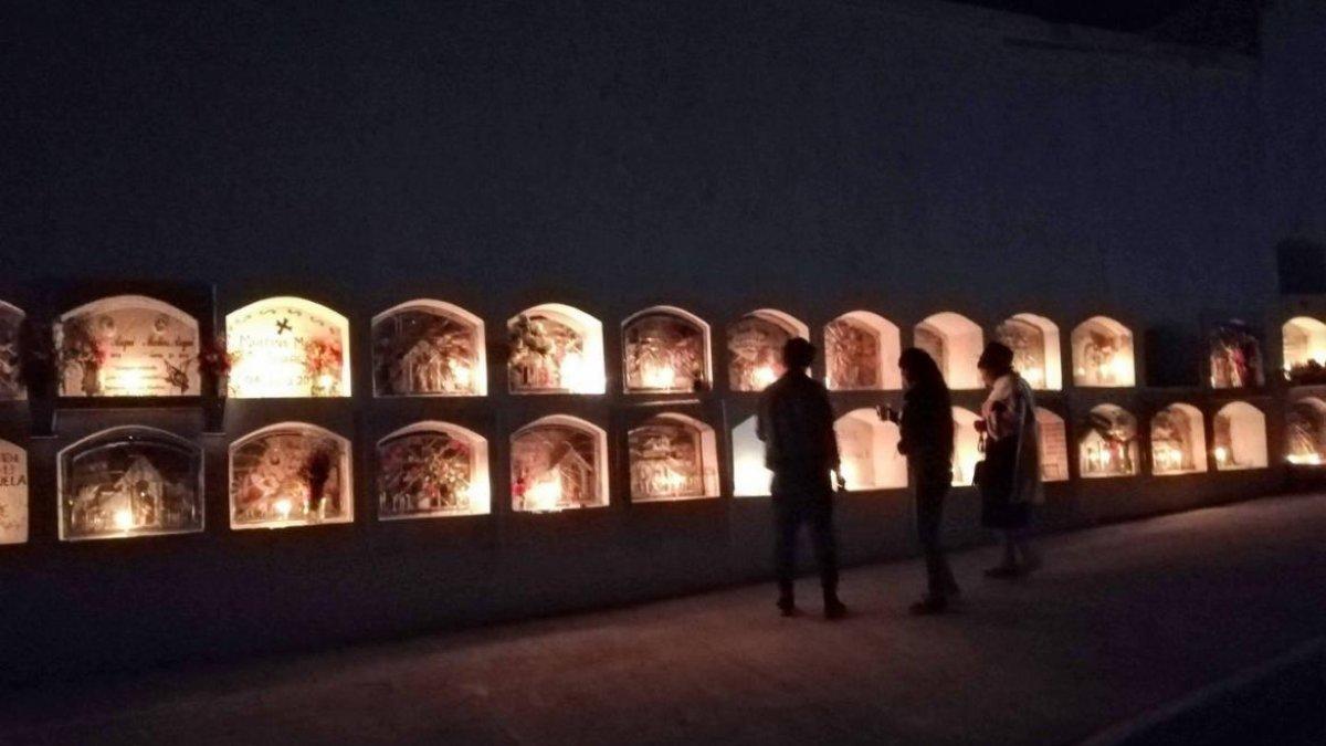 Las diferentes tumbas serán iluminadas con velas, para iluminarles el camino a la eternidad.