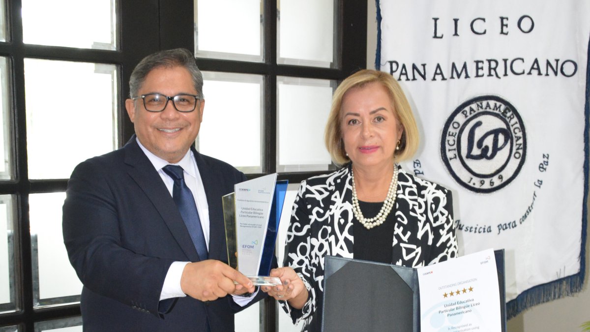 Gabriel Rovayo, presidente de la European Foundation for Quality Management (EFQM) South America Pacific, entre el certificado a Patricia Ayala, rectora del Liceo Panamericano.
